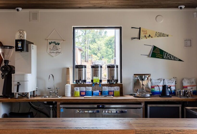 Wrong Way River Lodge & Cabins