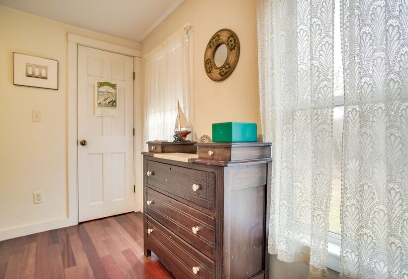 Beautiful Aquinnah Home: Ocean View, Walk To Beach