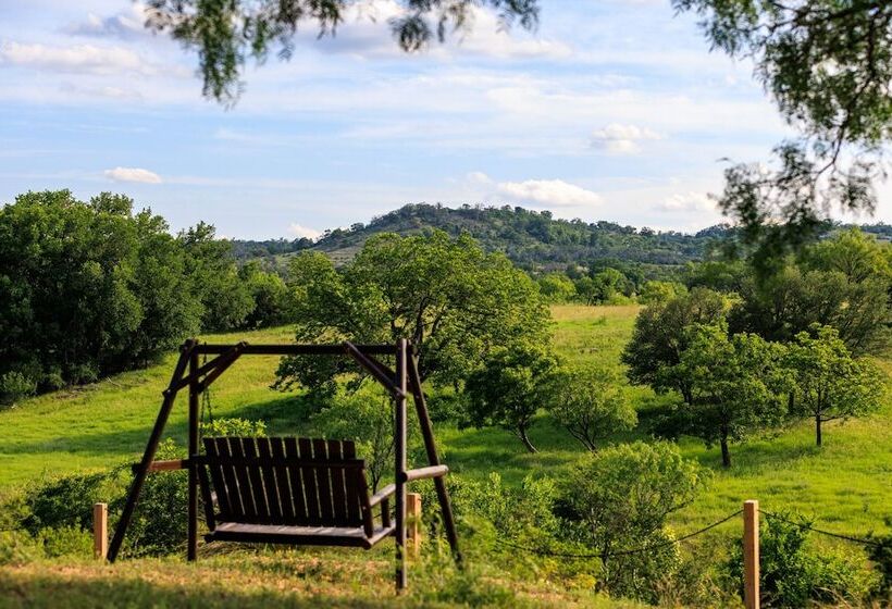 Bluebonnet Waterfront Cottage With Hot Tub