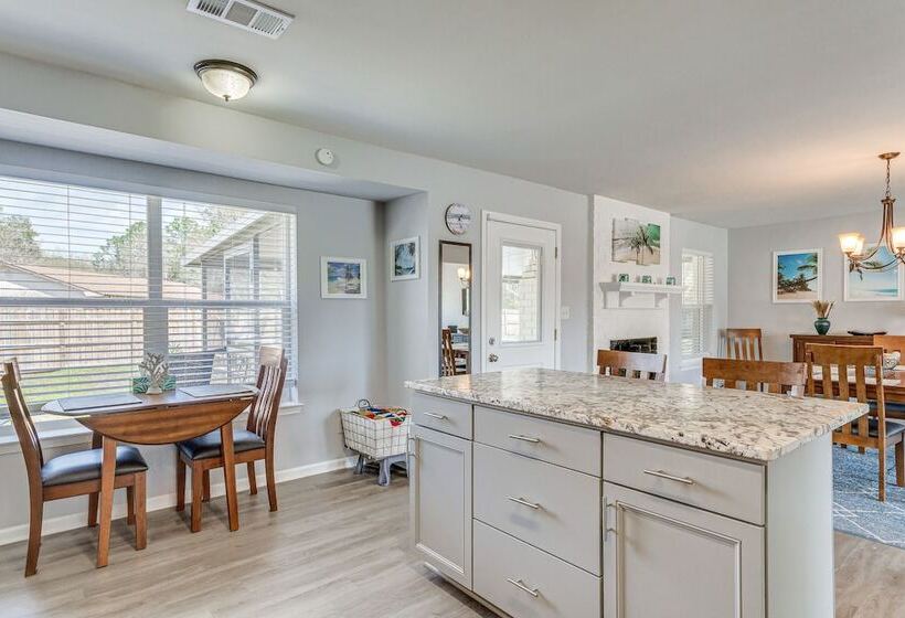 Charming Pensacola Home W/ Screened Lanai & Grill!