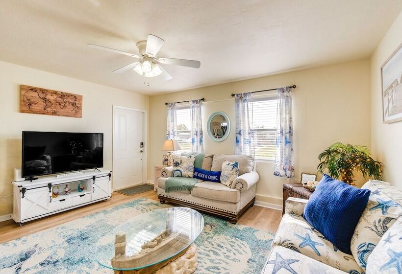 4 Mi To Beach: Charming Port Charlotte Home!