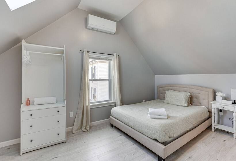 Coastal Lynn Escape W/ Fireplace: 3 Mi To Beaches