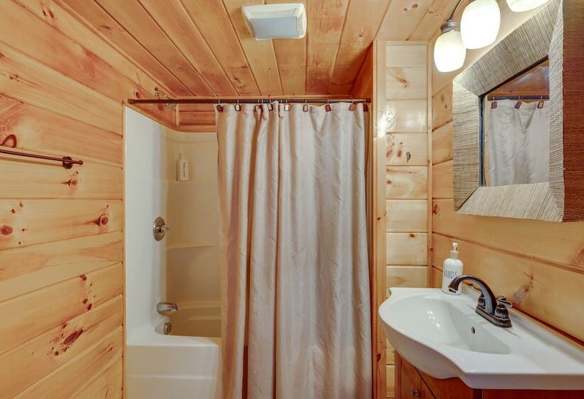 Cozy Laconia Cabin, Close To Winnipesaukee Pier!