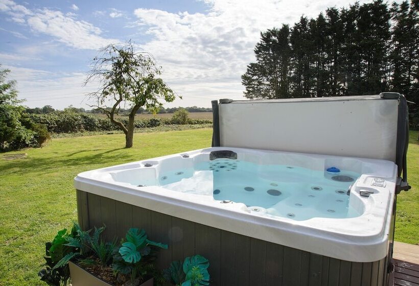 Отель Deluxe 1 Bed Versace Hottub Skytv