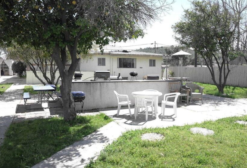 Мотель Elsinore Hot Springs & Lodge