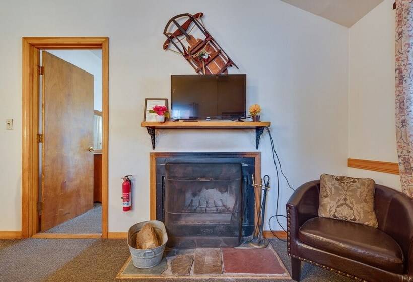 Pet Friendly Laconia Cabin W/ Fireplace + Deck!