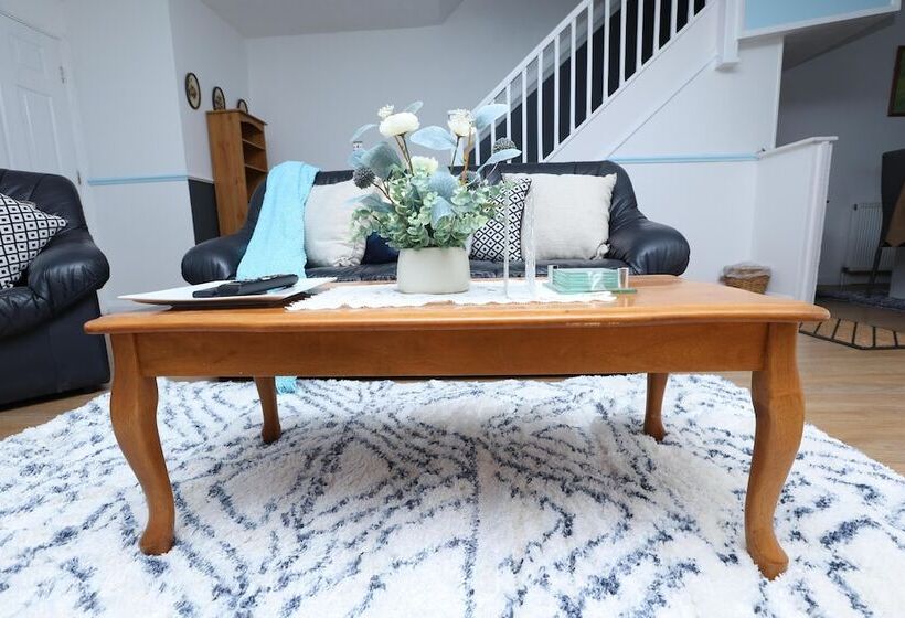 דירת נופש Beautiful 4 Bed House In Erith
