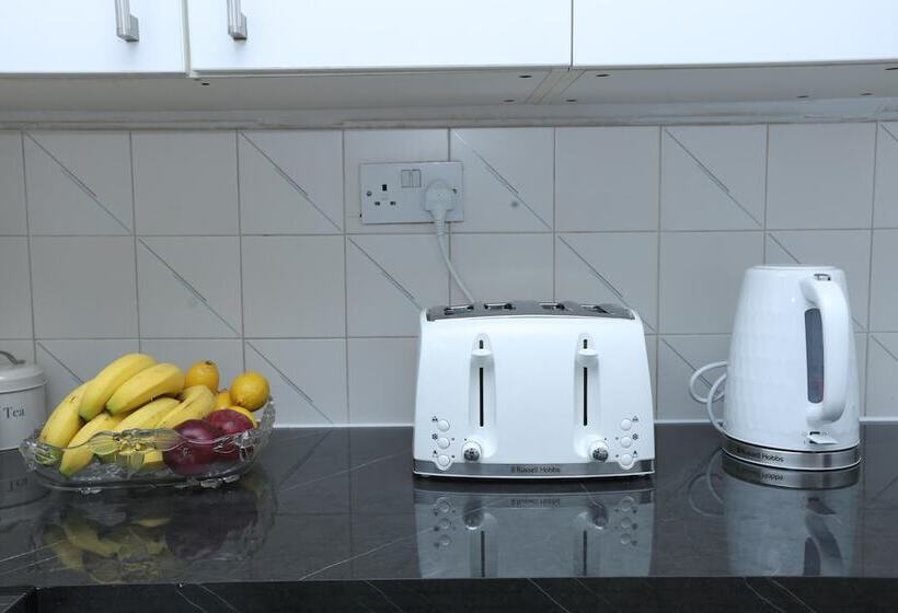 דירת נופש Beautiful 4 Bed House In Erith