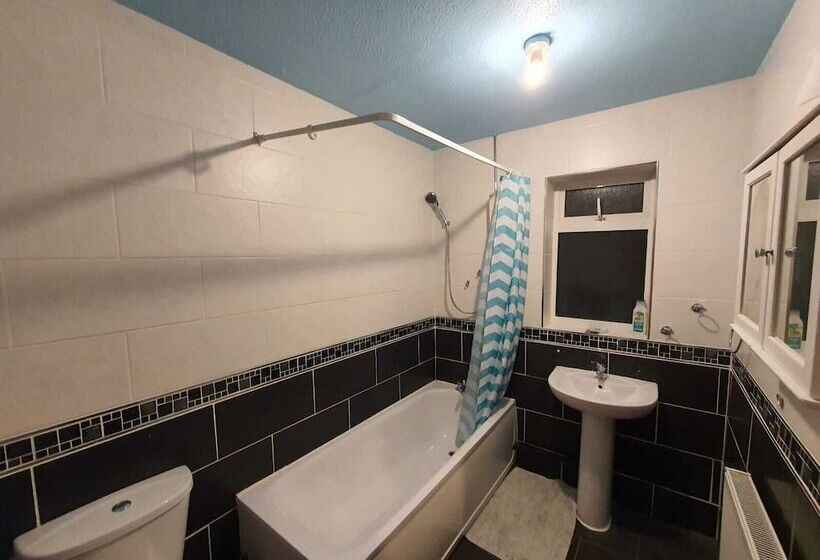 Резиденция Detached 4 Bed House In Leeds