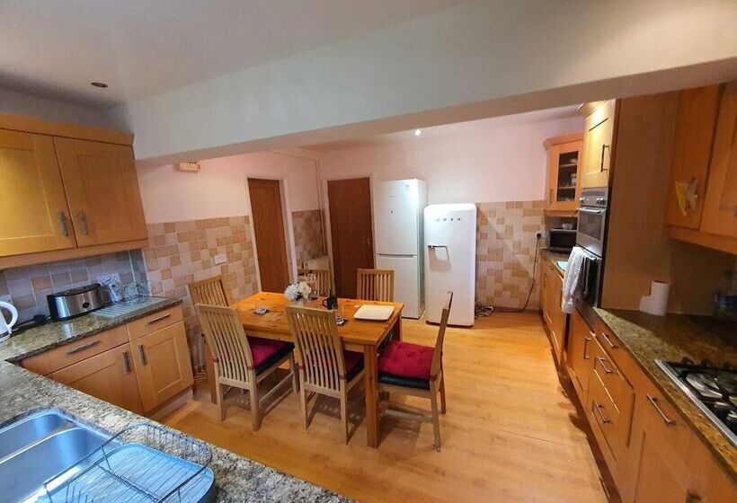 住所  Detached 4 Bed House In Leeds