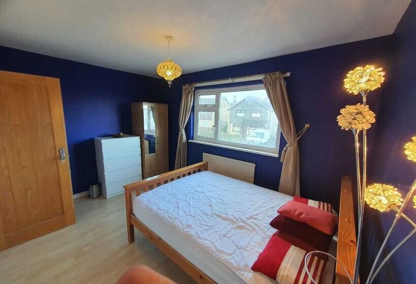 住所  Detached 4 Bed House In Leeds