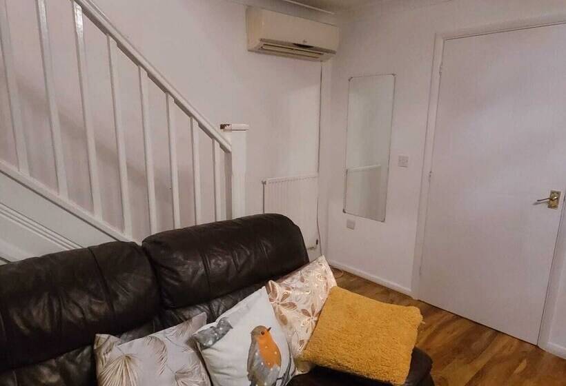 اقامتگاه Exquisite 3 Bed Royal Pearl Home In Greater London