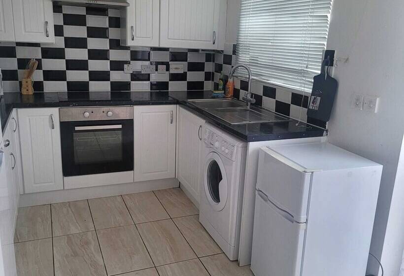 اقامتگاه Exquisite 3 Bed Royal Pearl Home In Greater London
