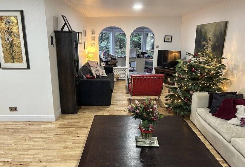 Резиденция Large 3 Bed House With Separately Bookable Studio
