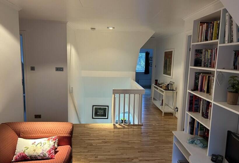 Резиденция Large 3 Bed House With Separately Bookable Studio
