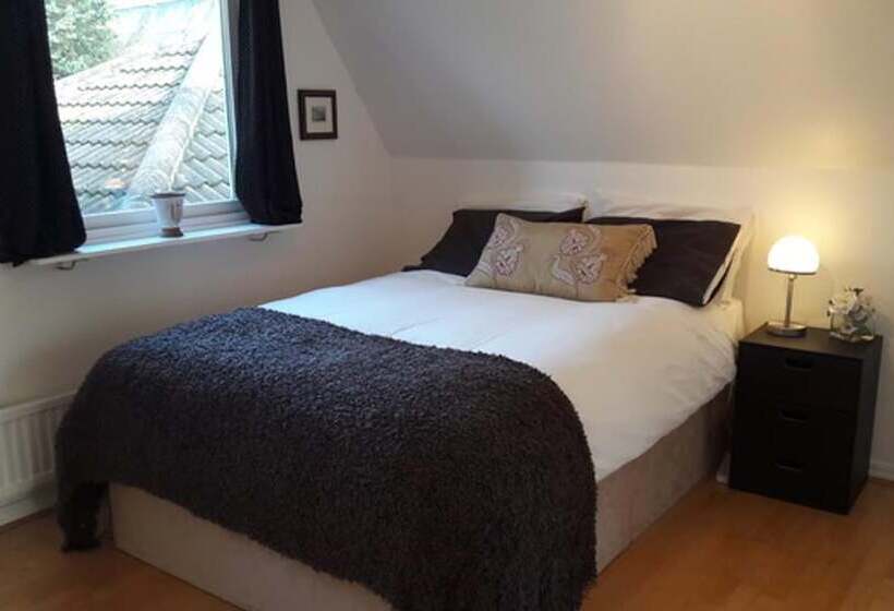 Резиденция Large 3 Bed House With Separately Bookable Studio