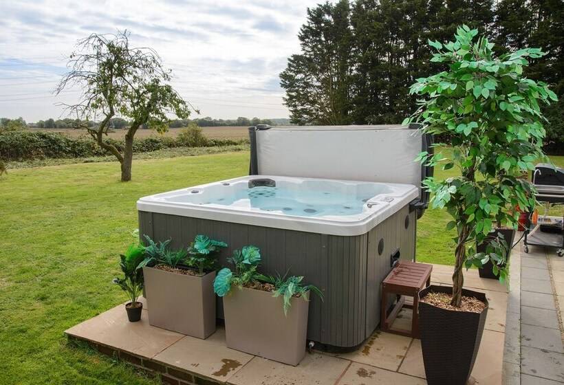 Резиденция Deluxe 2 Bed Versace Hottub Skytv