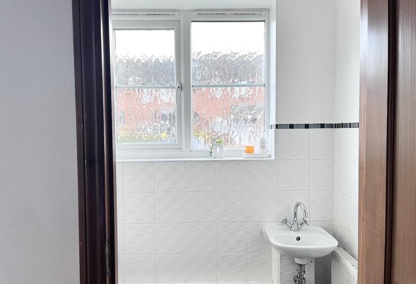 اقامتگاه Detached Luxe House In Ashford With Hot Tub