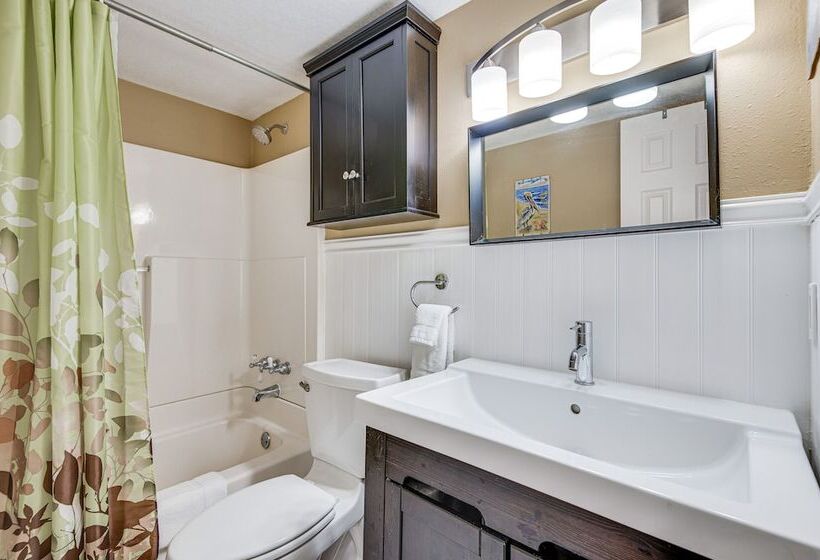 Spacious Waterfront Home In Merritt Island W/ Pool