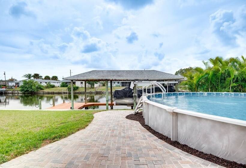 Spacious Waterfront Home In Merritt Island W/ Pool