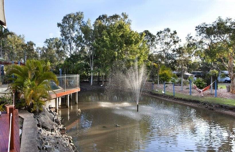 הוסטל Colonial Village Resort