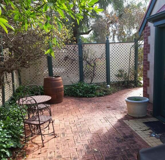 تختخواب و صبحانه The Dove Cote