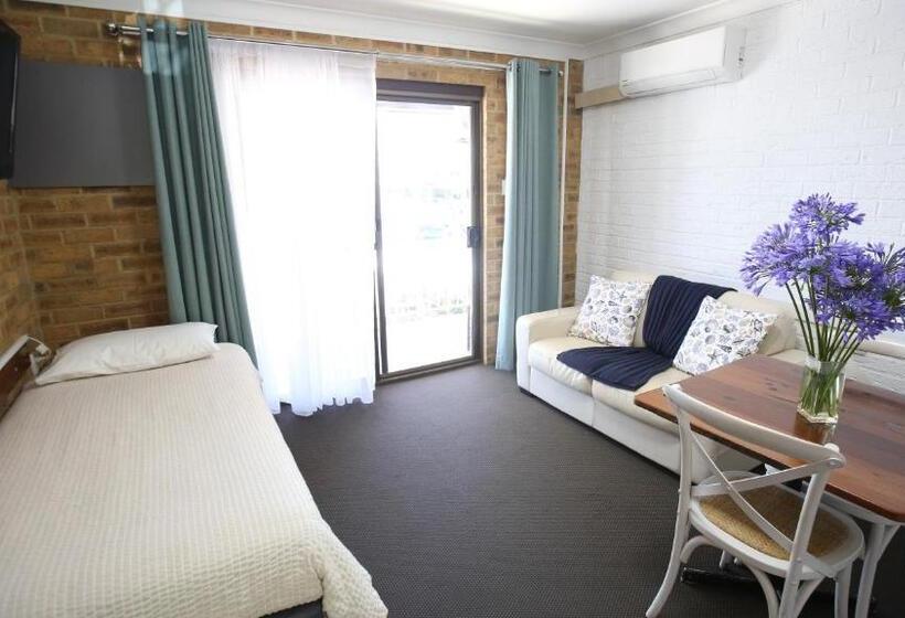 Hawks Nest Motel