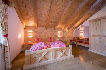 هتل Chalets Almdorf Haidenberg