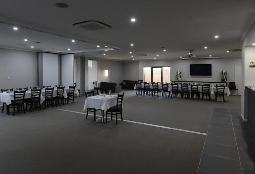 فندق على الطريق Astro Dish Motor Inn