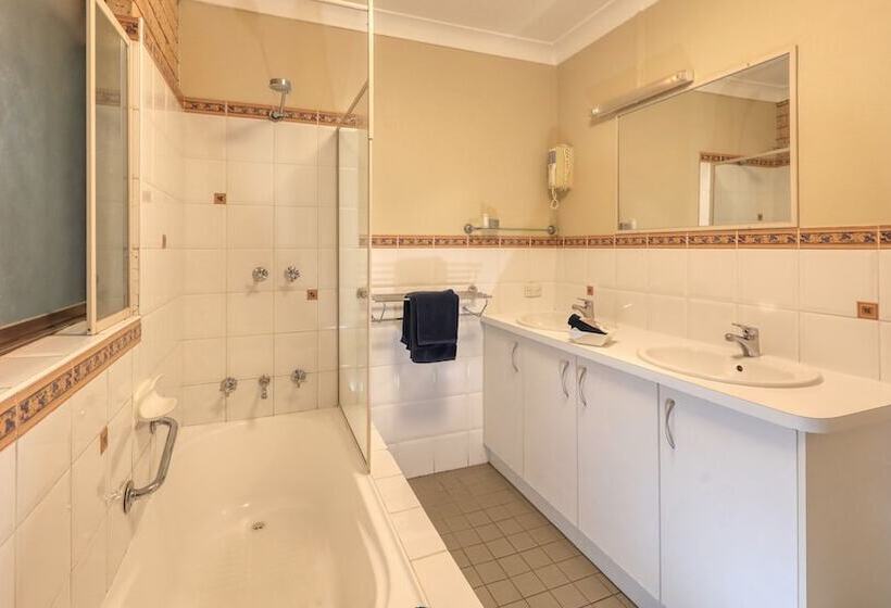 فندق على الطريق Forest Lodge Motor Inn & Restaurant