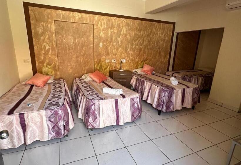 هتل Hostal Las Garzas