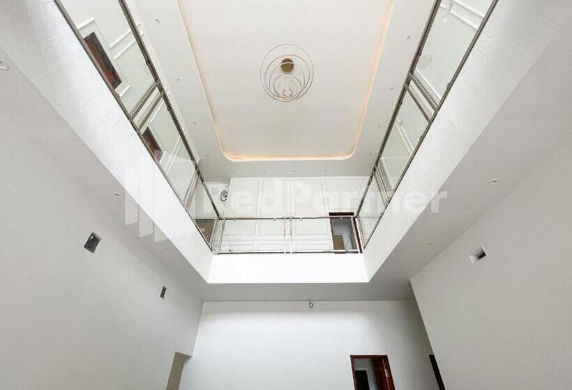 ホテル Jenggo Riverside Mitra Reddoorz Near Kampung Inggris Pare