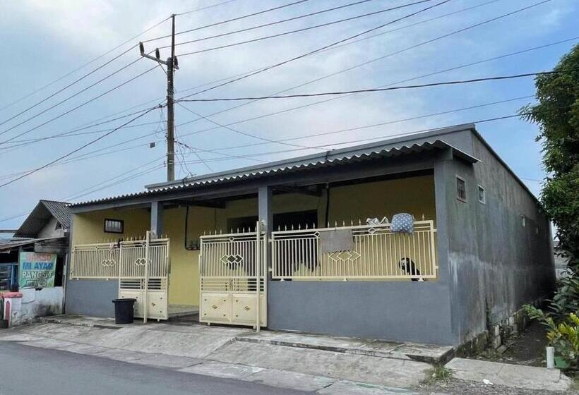 فندق Spot On 93879 Wunut Homestay Syariah