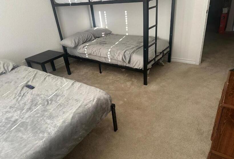 پانسیون Spacious Room For Rent: Conveniently Located Near Highway 1604!