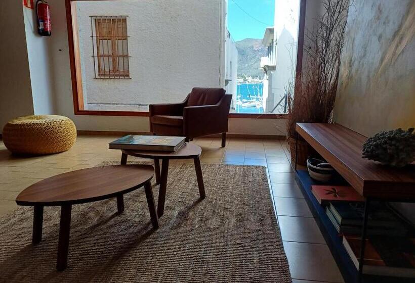 هتل Hostal Sol I Sombra