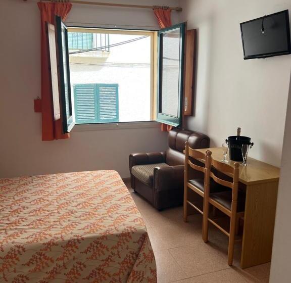 هتل Hostal Sol I Sombra