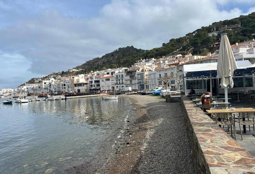 هتل Hostal Sol I Sombra