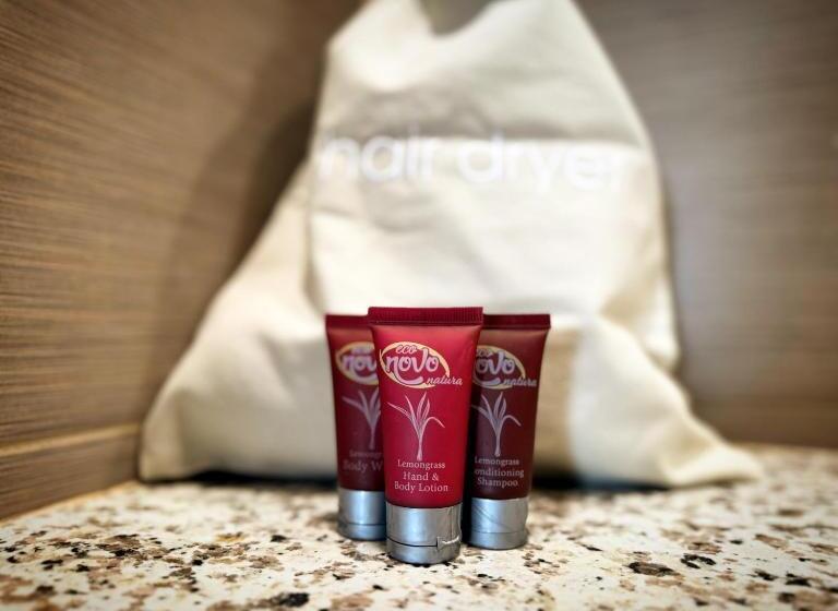 בית מלון כפרי Neon Cowboy Roadhouse At Hunters Hot Springs