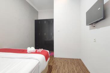 هتل Reddoorz Near Graha Saba Buana 2