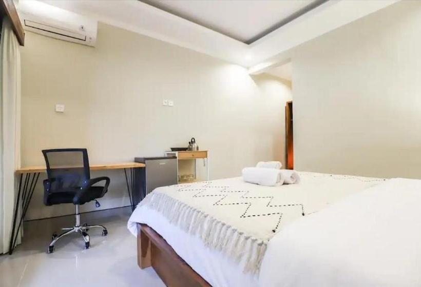膳宿费 Modern Room W/ Desk, Office Chair & Kitchenette /3