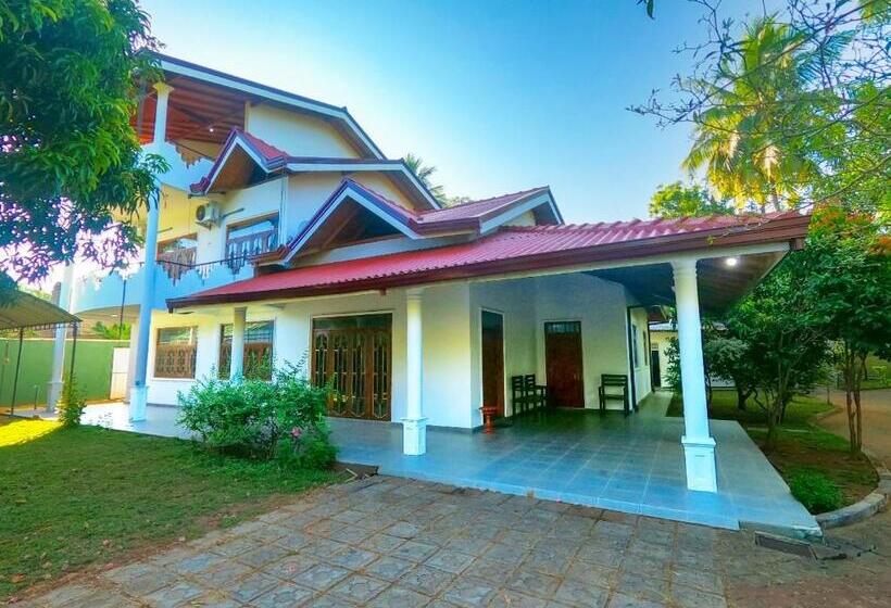 Udawalawe Elegant Hostel