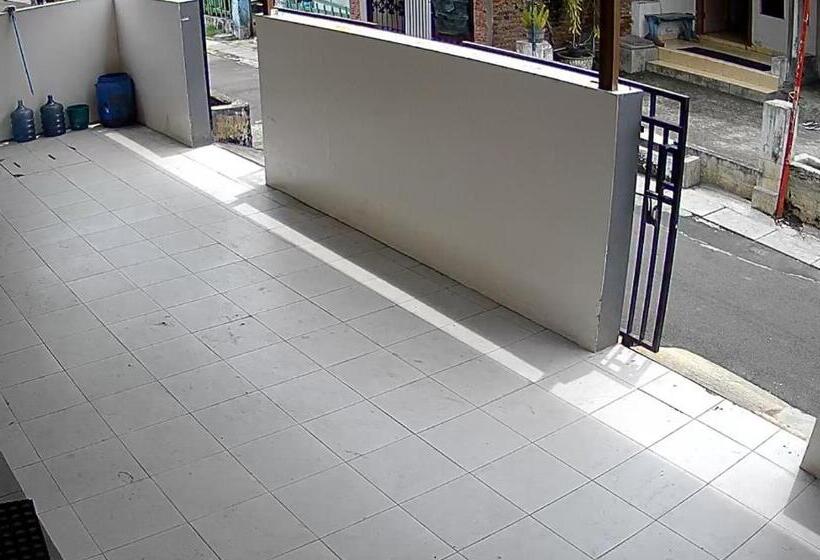 هتل Penginapan Wanita Putri Salju Hostel Semarang