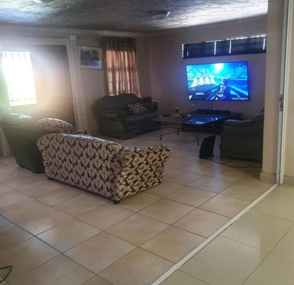 پانسیون Ludinz Guest House Self Catering