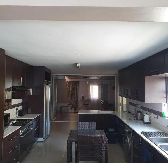 پانسیون Ludinz Guest House Self Catering