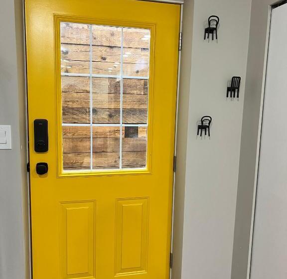 پانسیون Yellow Door Suite