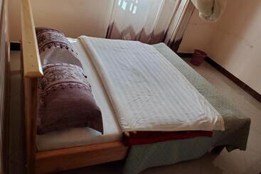 هتل Bigodi Community Lodge