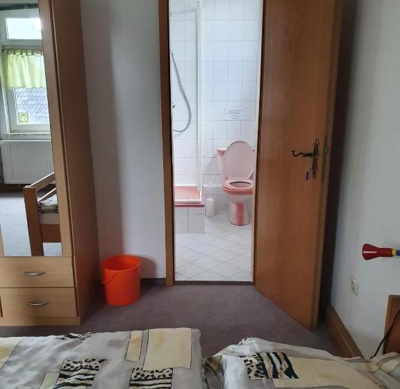 بنسيون Monteurzimmer Alte Schule Heberndorf 1