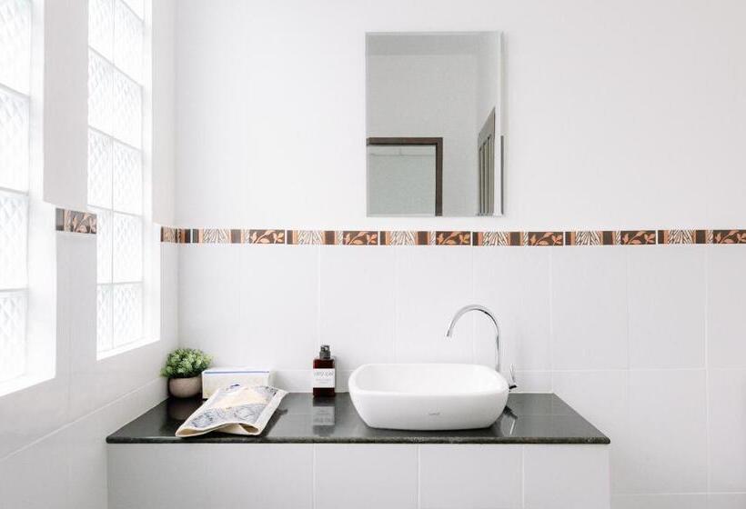 Red B Hostel, Cafe And Bar