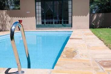 تختخواب و صبحانه Golf View Private Bungalow