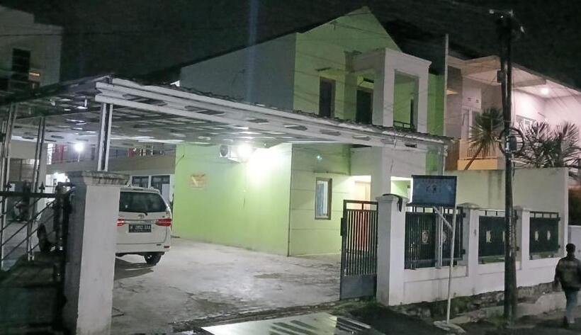 Hotel Oyo 93861 Adinda Guest House Syariah
